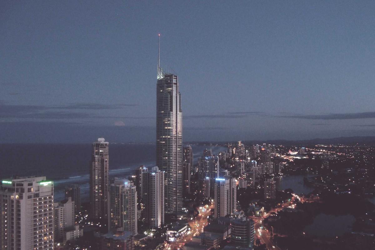 Terrasse du petit-déjeuner au bord de l'eau
